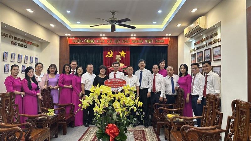 Thường trực Ủy ban nhân dân Quận 8 chúc mừng Phòng Giáo dục và Đào tạo Quận 8 Nhân kỷ niệm 41 năm Ngày Nhà giáo Việt Nam