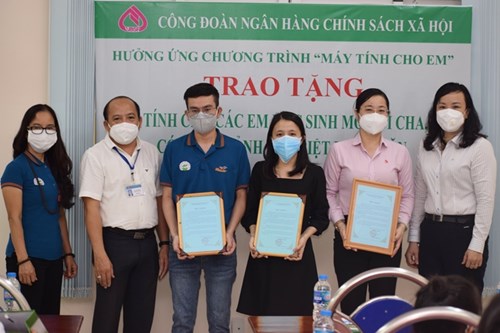Lễ trao tặng học bổng, máy tính bảng cho học sinh có cha (mẹ) hoặc người nuôi dưỡng bị mất vì COVID và tặng sim điện thoại 4G cho học sinh khó khăn - Đầu năm học 2021 - 2022