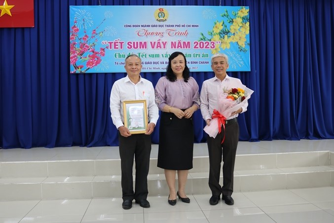 Công đoàn Giáo dục Thành phố Hồ Chí Minh tổ chức trao 80 suất quà  Tết sum vầy“ năm 2023 cho nhà giáo, người lao động, đoàn viên Công đoàn của ngành Giáo dục huyện Bình Chánh