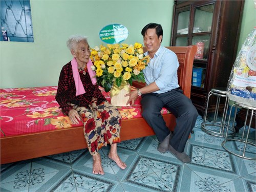 Phòng Giáo dục và Đào tạo thăm hỏi Mẹ Việt Nam Anh hùng nhân kỷ niệm 75 năm NGày thương binh liệt sỹ (27/7/1947 - 27/7/2022)