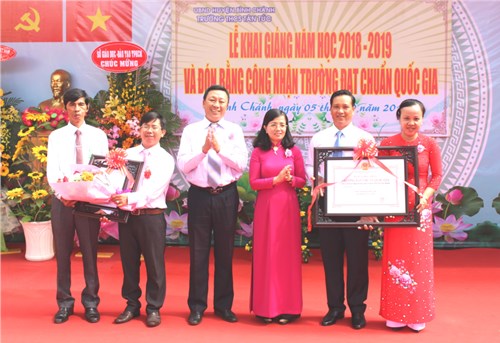 Lễ khai giảng năm học 2018 - 2019 và đón Bằng công nhận trường đạt chuẩn Quốc gia - THCS Tân Túc