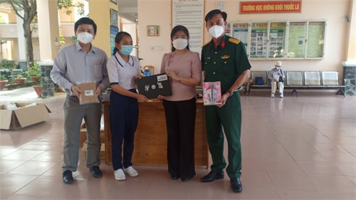Buổi trao máy tính và sách giáo khoa cho các em học sinh huyện Cần Giờ