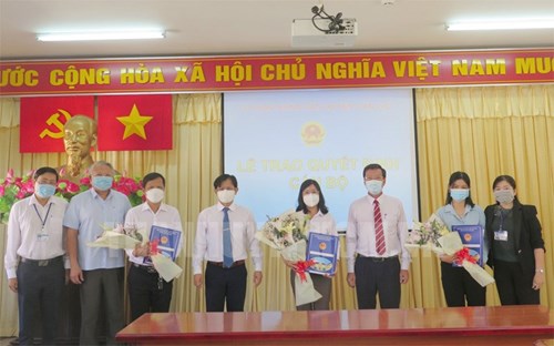 Trao quyết định điều động và bổ nhiệm viên chức lãnh đạo, quản lý của ngành Giáo dục và Đào tạo huyện