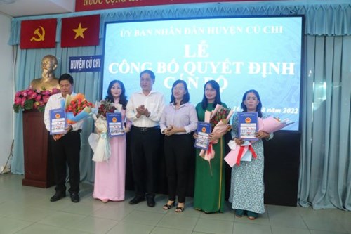 Trao Quyết định cho viên chức quản lý