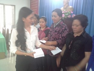 Phòng Giáo dục và Đào tạo huyện, BTV Công đoàn Giáo dục huyện trao quà Tết của Công đoàn Giáo dục Thành phố cho giáo viên, nhân viên có hoàn cảnh khó khăn vui tết
