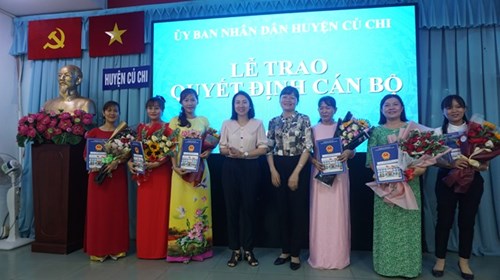Lễ trao Quyết định cho Cán bộ quản lý khối trường học