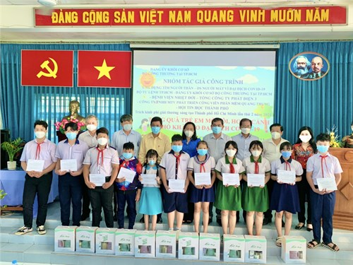 Tặng quà cho trẻ em mồ côi, hoàn cảnh khó khăn do đại dịch Covid-19