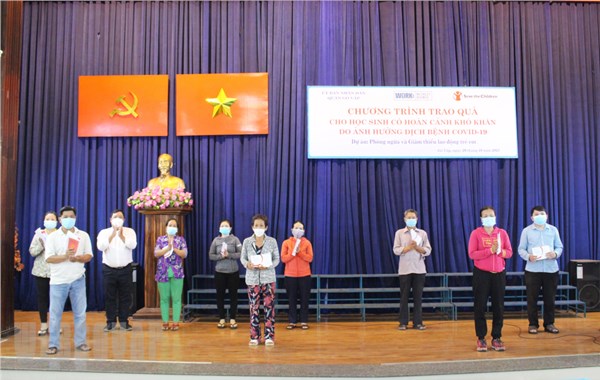 Trao tặng 160 suất học bổng cho học sinh có hoàn cảnh khó khăn do ảnh hưởng bởi dịch bệnh Covid-19