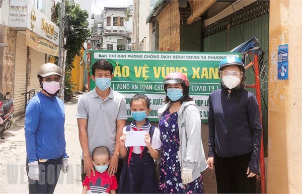 Ngành giáo dục quận Gò Vấp: vận đồng gần 1 tỷ đồng hỗ trợ sách giáo khoa và thiết bị học tập trực tuyến cho học sinh có hoàn cảnh khó khăn