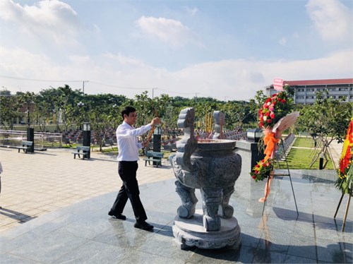 Phòng giáo dục và đào tạo dâng hoa dâng hương tưởng nhớ các anh hùng liệt sỹ tại nghĩa trang liệt sỹ huyện hóc môn
