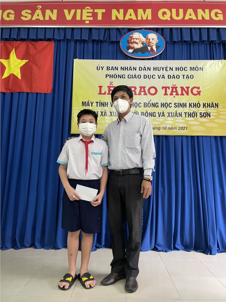 Phòng giáo dục và đào tạo huyện hóc môn - kết thúc đợt trao máy tính bảng và học bổng cho học sinh mồ côi, học sinh khó khăn trong học tập.