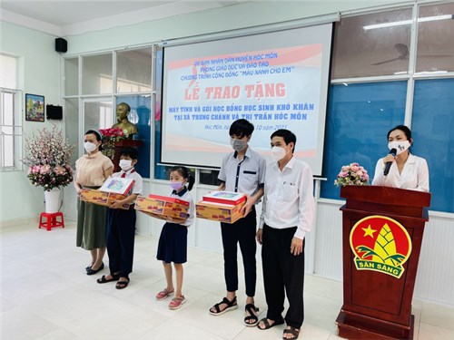 Phòng giáo dục và đào tạo huyện hóc môn trao sim, máy tính và học bổng cho học sinh khó khăn trên địa bàn huyện.