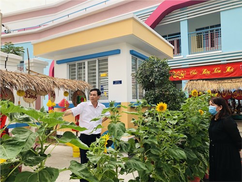 Trưởng phòng giáo dục đào tạo thăm tết các cơ sở giáo dục mới đi vào hoạt động.