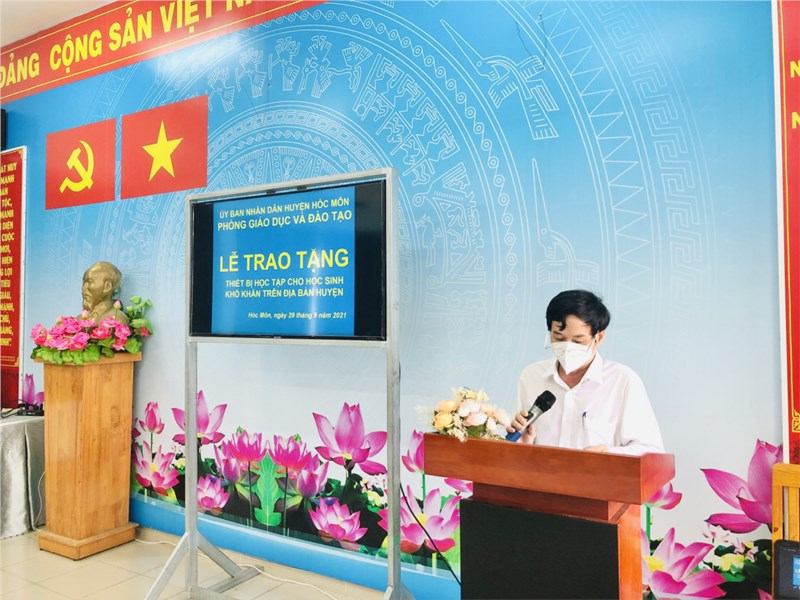 Phòng giáo dục và đào tạo huyện hóc môn tổ chức buổi lễ trao tặng thiết bị học tập  cho học sinh khó khăn đầu năm học 2021-2022.