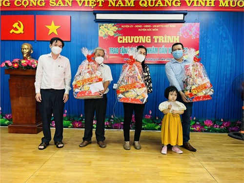 Phòng Giáo Dục Và Đào Tạo Huyện Hóc môn trao quà tết nhâm dần 2022.