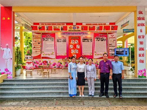 Phong trào thi đua “Xây dựng không gian Văn Hoá Hồ Chí Minh trong trường học”