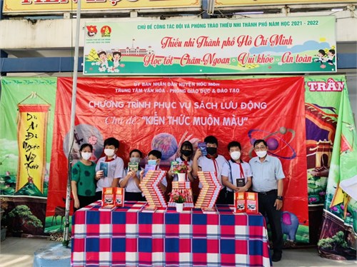 Phòng giáo dục và đào tạo phối hợp trung tâm văn hoá huyện tổ chức chương trình phục vụ sách lưu động tại trường tiểu học bùi văn ngữ và thcs thị trấn.