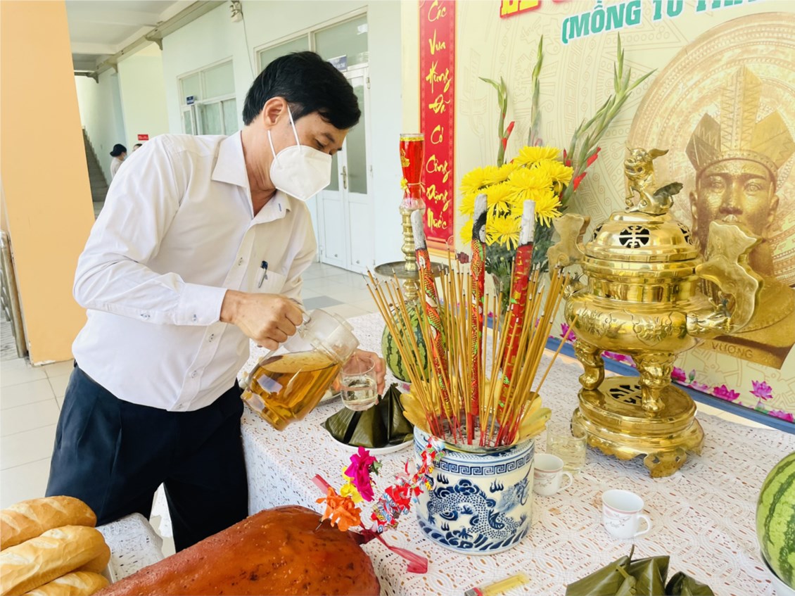 Trang nghiêm hướng về giỗ tổ Vua Hùng .