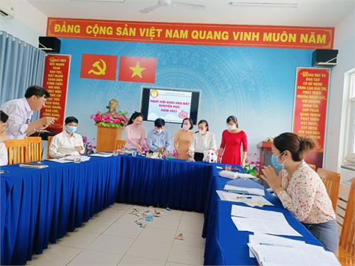 Rộn ràng ngày đập heo đất Chi Hội Khuyến Học Cơ Quan Phòng Giáo Dục Và Đào Tạo.