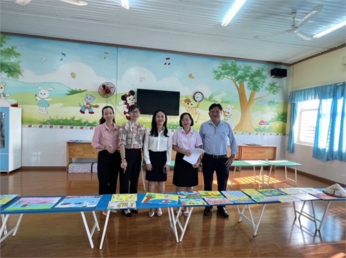 Ban giám khảo chấm thi “Bé vẽ sáng tạo cùng Bitex” cấp huyện năm học 2022-2023.