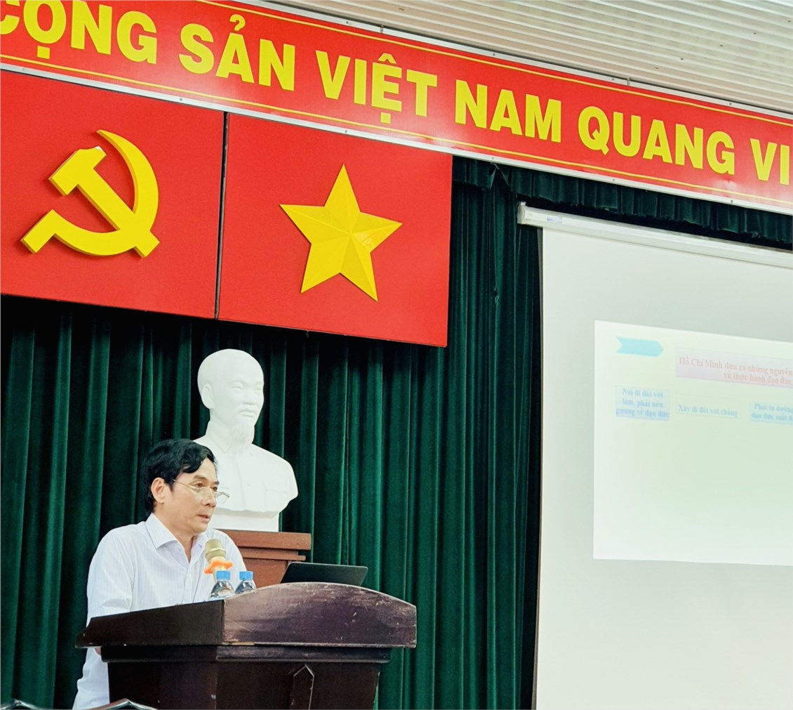 Trưởng Phòng Giáo Dục Đào Tạo - báo cáo viên lớp sơ cấp lý luận chính trị