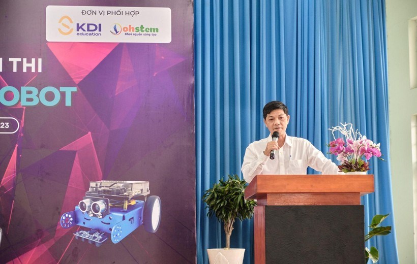 Hơn 100 học sinh và giáo viên đến từ 26 trường tiểu học trên địa bàn huyện Hóc Môn (TPHCM) đã tham gia tranh tài trong Hội thi  Đấu trường robot ..