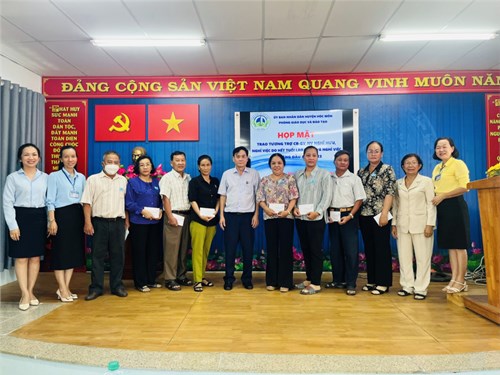 Trao các suất tương trợ cán bộ, giáo viên, nhân viên nghỉ hưu nghỉ việc 06 tháng đầu năm 2023.