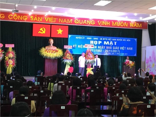 Sáng ngày 17 tháng 11 năm 2017 tại hội trường Huyện ủy, UBND Huyện Hóc Môn và Phòng Giáo dục tổ chức họp mặt kỷ niệm 35 năm ngày nhà giáo Việt Nam (20/11/1982-20/11/2017)