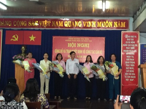 Trao quyết định điều động, bổ nhiệm, bổ nhiệm lại cán bộ quản lý - Đợt 1 năm 2017
