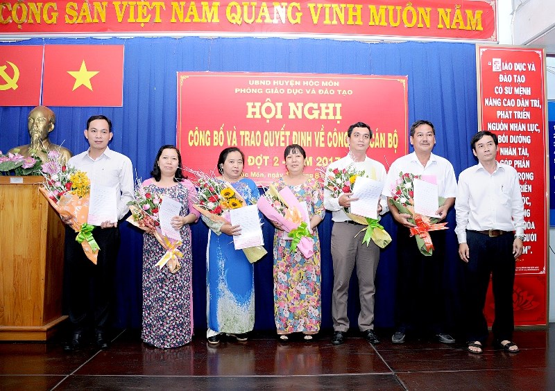 Trao quyết định điều động, bổ nhiệm, bổ nhiệm lại cán bộ quản lý - Đợt 2 năm học 2017-2018- chiều ngày 17 tháng 8 năm 2017