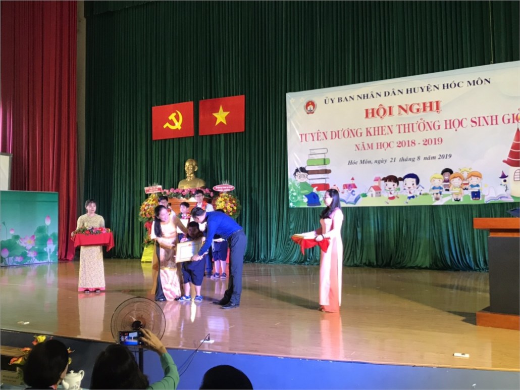Sáng 21/8/2019, tại Nhà thiếu nhi huyện, UBND huyện tổ chức Hội nghị Tuyên dương, Khen thưởng học sinh giỏi năm học 2018 - 2019. 