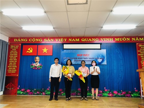 Phòng giáo dục và đào tạo tổ chức họp mặt kỷ niệm 66 năm ngày thầy thuốc việt nam .