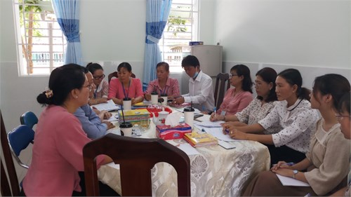 Dự giờ giáo viên lớp 1 và trao đổi với Ban Giám hiệu và giáo viên việc thực hiện chương trình giáo dục 2018.