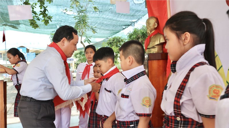 Kỷ niệm 80 năm ngày thành lập Đội thiếu niên tiền phong Hồ Chí Minh và Lễ kết nạp đội cho học sinh khối 3.