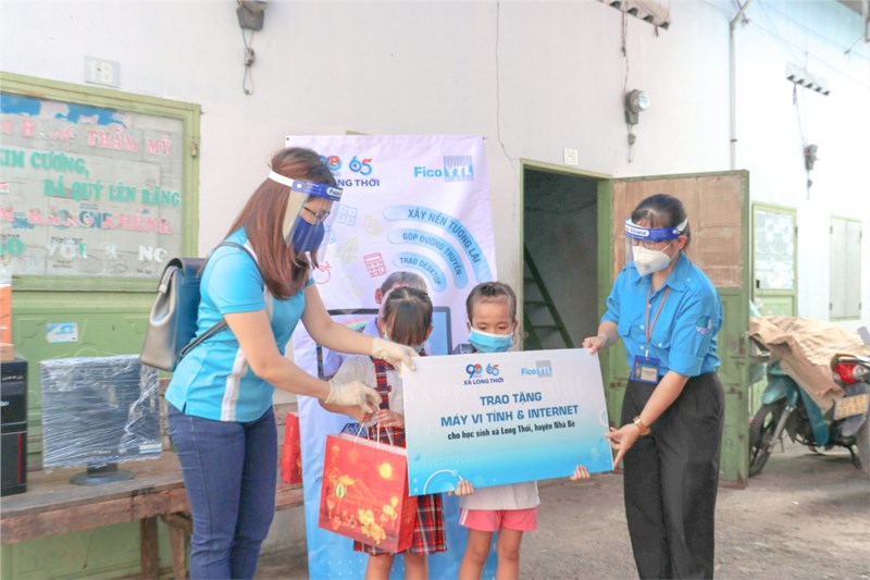 Hình ảnh trao máy tính bảng, điện thoại hỗ trợ học sinh khó khăn thiết bị học trực tuyến