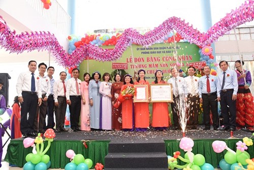 Trường MN Sơn ca 8 hân hoan tổ chức lễ đón nhận Quyết định và Bằng công nhận Trường MN SC8 đạt Chuẩn Quốc gia