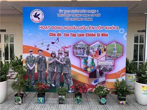 Hoạt động ngoài giờ lên lớp khối 8 với chủ đề “Em tập làm chiến sĩ nhỏ”