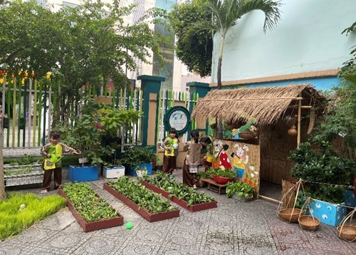 Chuyên đề “xây dựng môi trường thiên nhiên trong tổ chức hoạt động, tăng cường vận động cho trẻ” và “tăng cường lượng vận động cho trẻ mẫu giáo trong trường mầm non”