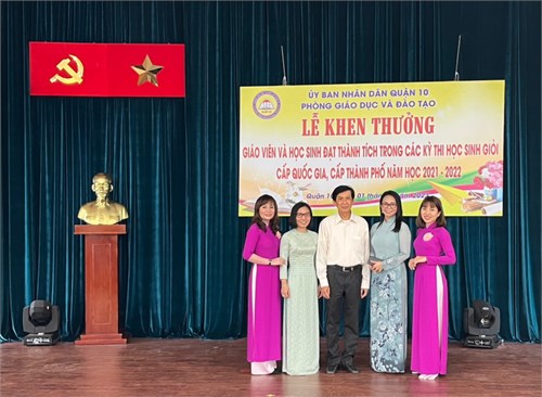 Lễ Khen thưởng giáo viên và học sinh đạt thành tích trong các kỳ thi học sinh giỏi cấp quốc gia, cấp thành phố năm học 2021 - 2022