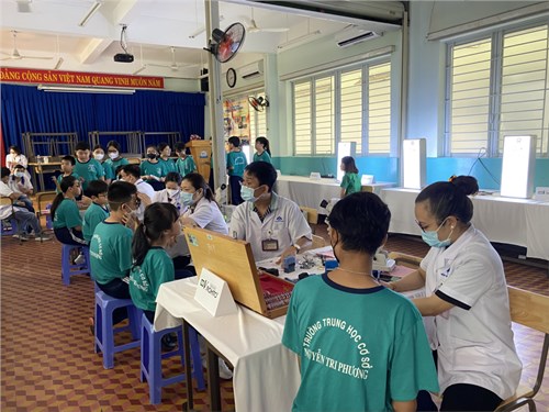 Chương trình khám mắt, khám tật khúc xạ và tư vấn chăm sóc mắt cho học sinh