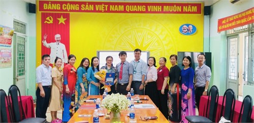 Lễ trao quyết định 
giao quyền điều hành và quản lý trường Tiểu học Hưng Việt 
 năm học 2023-2024