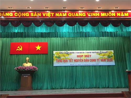 Trao 159 suất quà tết cho cán bộ, công chức, viên chức ngành giáo dục quận 11 có hoàn cảnh đặc biệt khó khăn năm 2020.