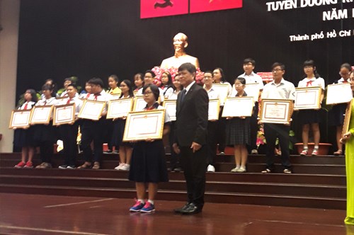 Học sinh quận 2 được vinh danh trong buổi lễ Tuyên dương học sinh tiêu biểu Thành phố Hồ Chí Minh Năm học 2016-2017.