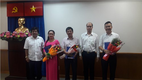 Ủy ban nhân dân quận 2 tổ chức Lễ trao Quyết định điều động, bổ nhiệm Hiệu trưởng, phó hiệu trưởng Tiểu học Bình Trưng Đông, Phó Hiệu trưởng trường Tiểu học Giồng Ông Tố  quận 2.