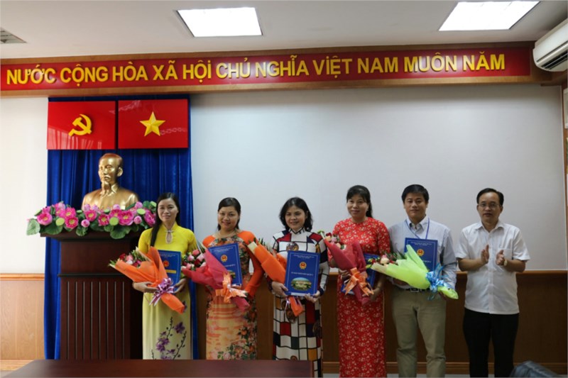 Ủy ban nhân dân quận 2 tổ chức Lễ trao Quyết định điều động, bổ nhiệm Hiệu trưởng, phó hiệu trưởng Trung học cơ sở quận.