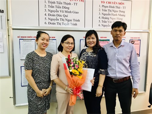 Ủy ban nhân dân, Phòng Giáo dục và Đào tạo quận 2 tổ chức trao Quyết định về Công nhận Hiệu trưởng trường ngoài công lập quận 2.