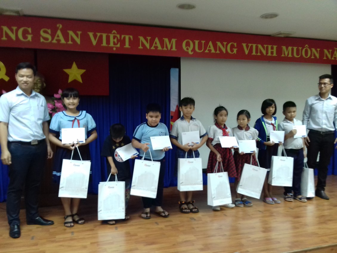 Phòng Giáo dục và đào tạo Quận 2 trao 20 suất học bổng cho học sinh có hoàn cảnh khó khăn.