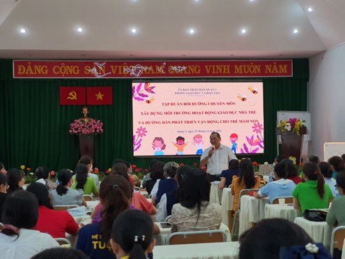 Bồi dưỡng tập huấn chuyên môn giáo dục mầm non về hướng dẫn phát triển vận động cho trẻ mầm non và xây dựng môi trường hoạt động giáo dục nhà trẻ.