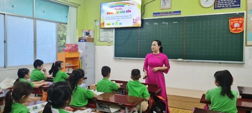 Cô giáo tiểu học TPHCM nhớ mãi lần học trò ôm gà đi tặng
