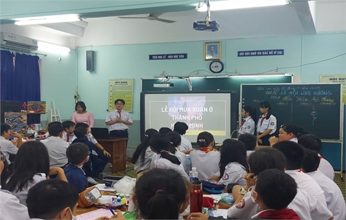 Chủ đề  Lễ hội quê hương - Bài Hội xuân quê hương  ở bộ môn Mỹ thuật tại Trường THCS Colette